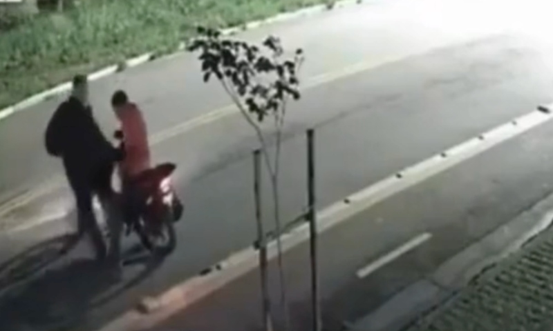 Médica é agredida por ladrões durante tentativa de roubo de aliança de casamento; assista ao vídeo