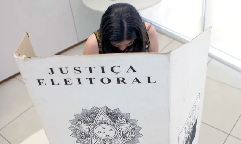 Proposta de Legislação visa tornar crime usar celular na cabine eleitoral